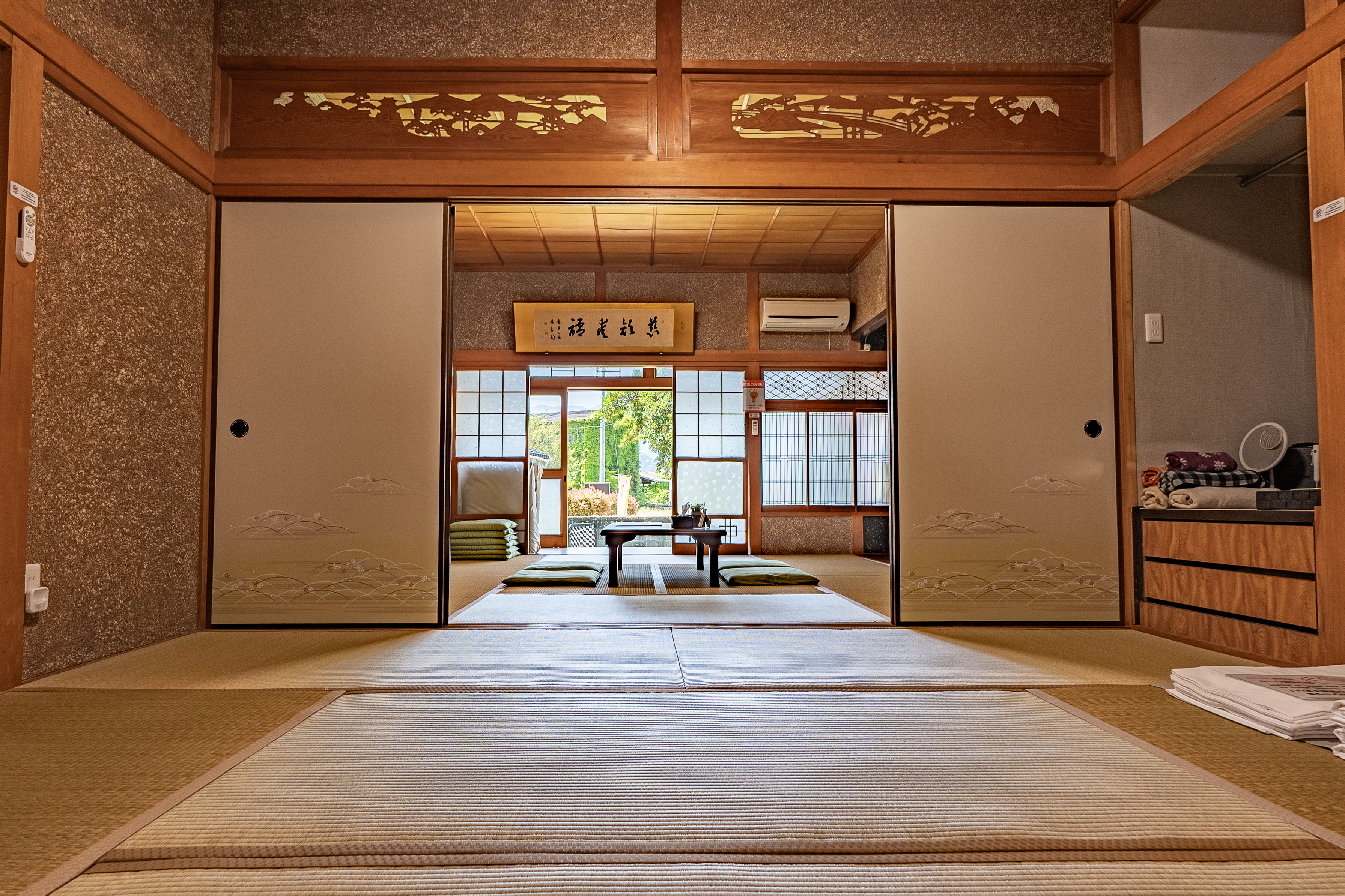 2. 一棟貸しスタイルの広々空間